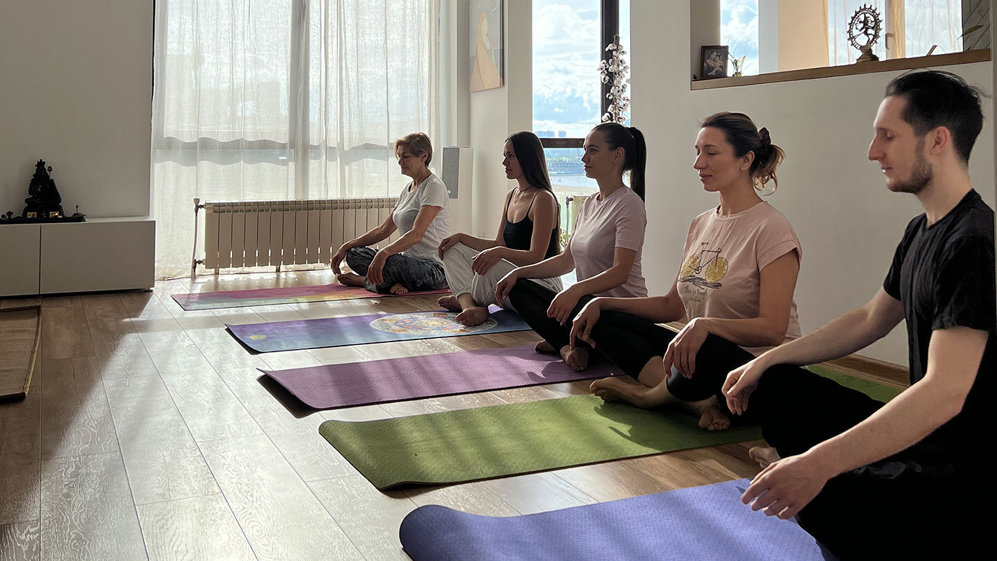 Юрий Йогаразума ведёт групповое занятие кундалини йогой в студии Казань