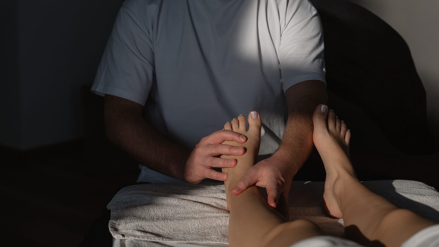 массаж стоп в Казани — тайский фут-массаж с маслом