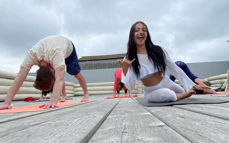 Йога на ретрите холотропного дыхания — утренняя практика на террасе, Казань