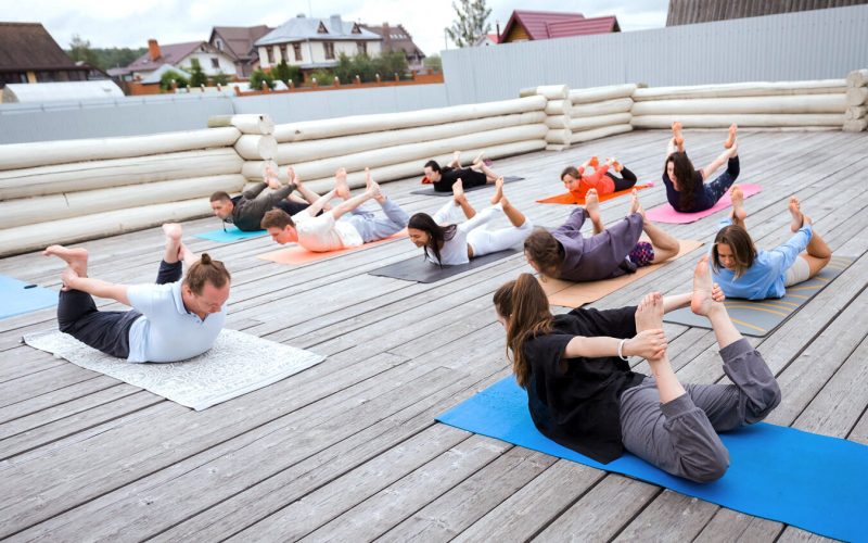 Групповая йога на выездном ретрите дыхания — участники на матах снаружи