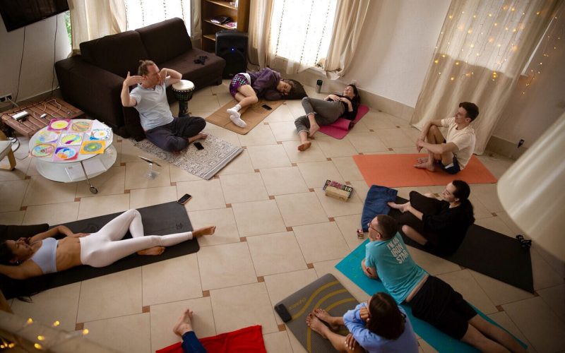 Сессия холотропного дыхания — участники на матах, погружение в подсознание