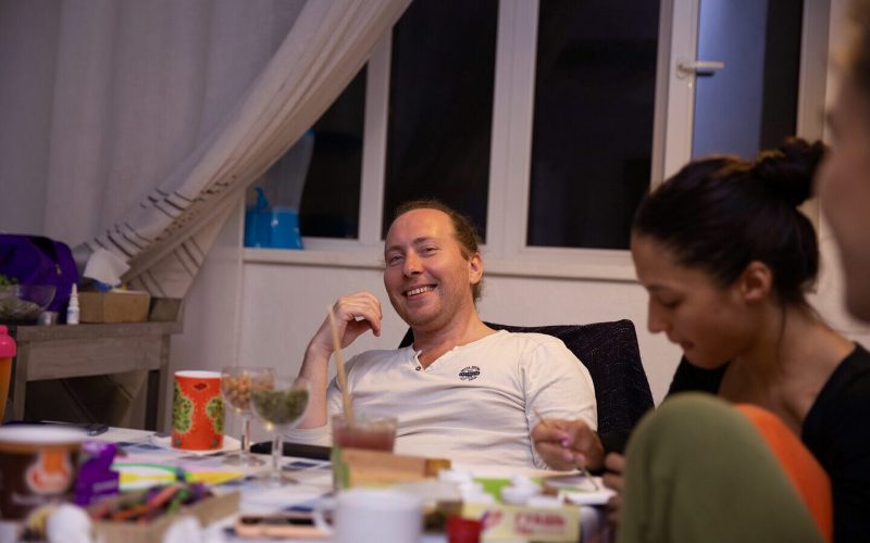 Выездной ретрит холотропного дыхания — вечер после практики, группа за столом