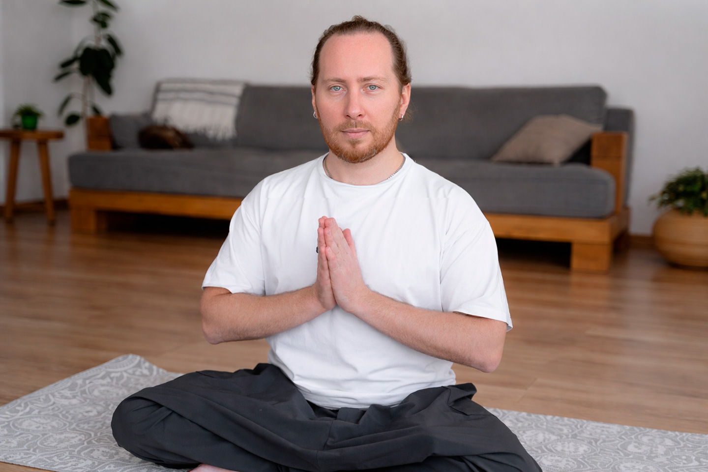 Юрий Йогаразума — мастер йоги и телесных практик в Казани