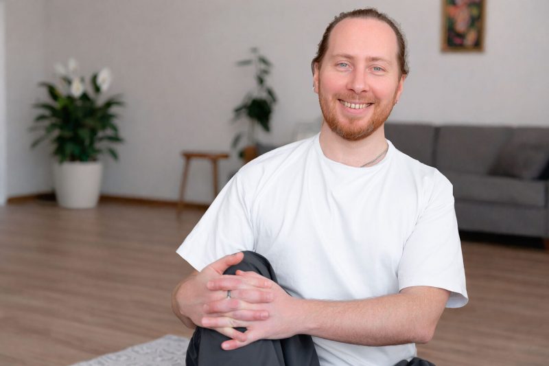 Юрий Йогаразума — преподаватель йоги и телесных практик в Казани