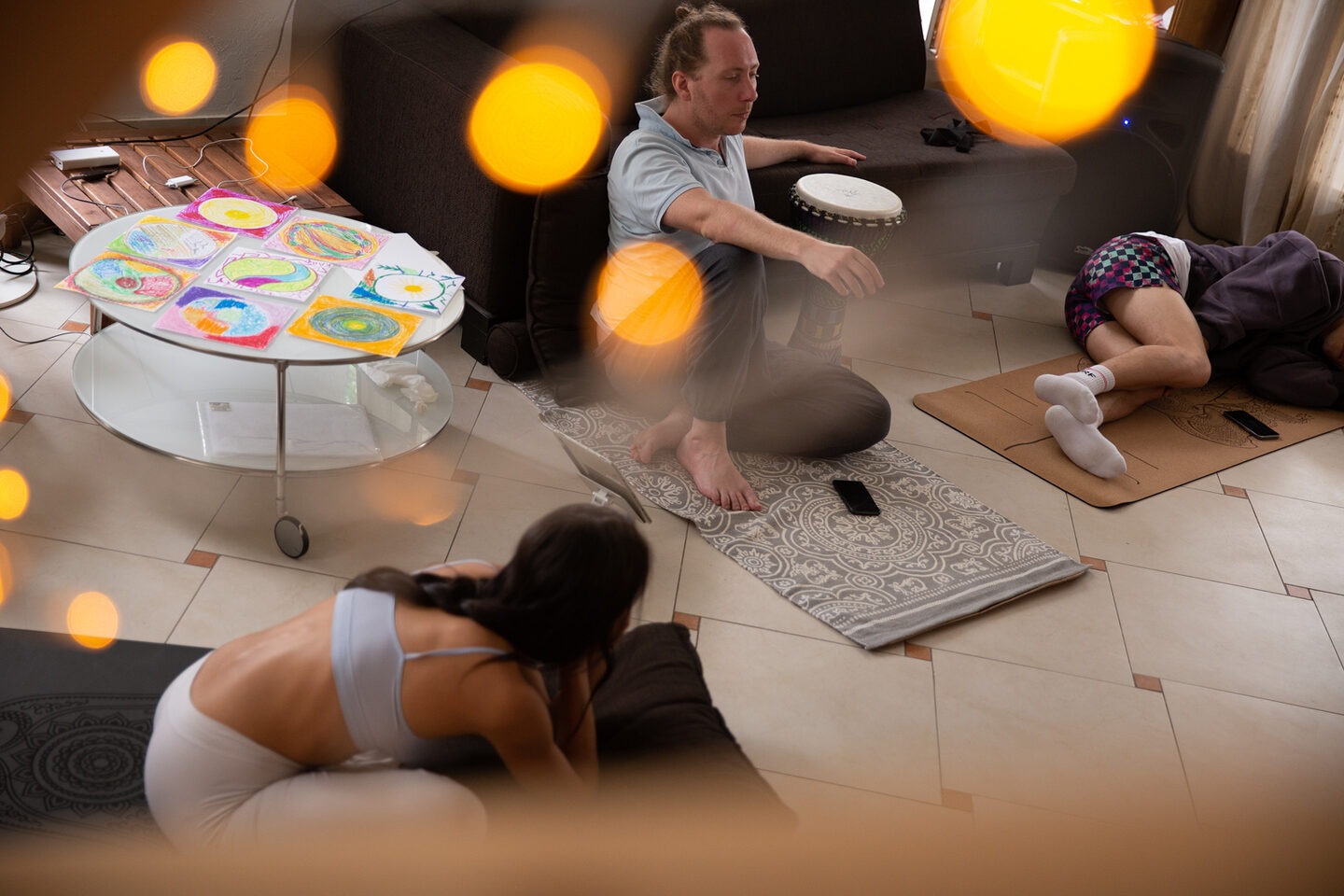 Юрий Йогаразума ведёт выездной ретрит холотропного дыхания — участники на матах.