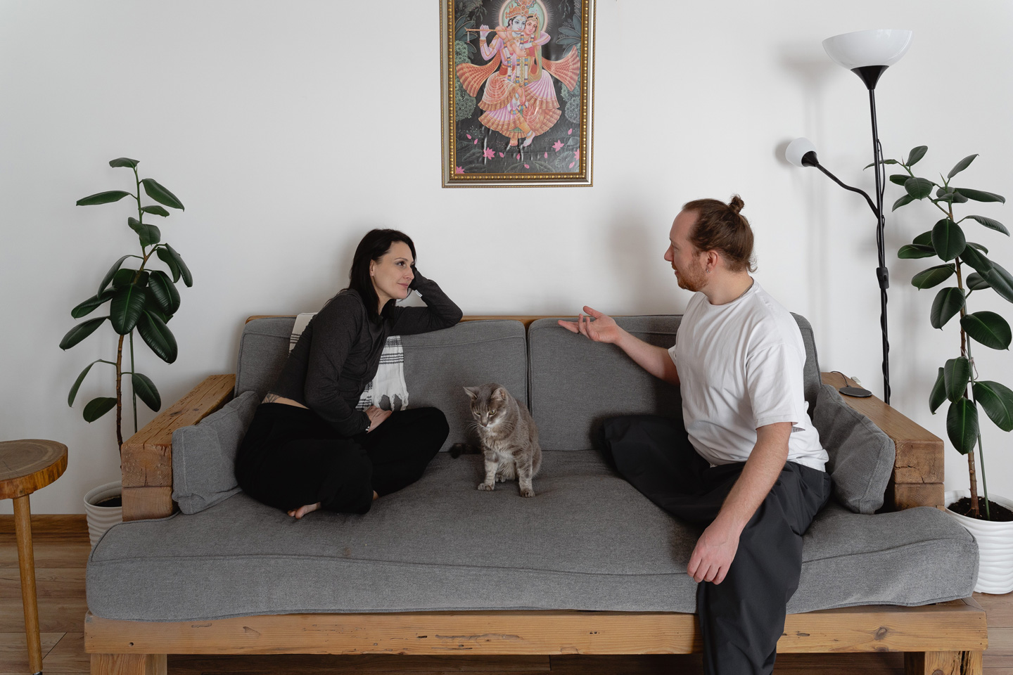 Юрий Йогаразума беседует с клиентом в студии в Казани