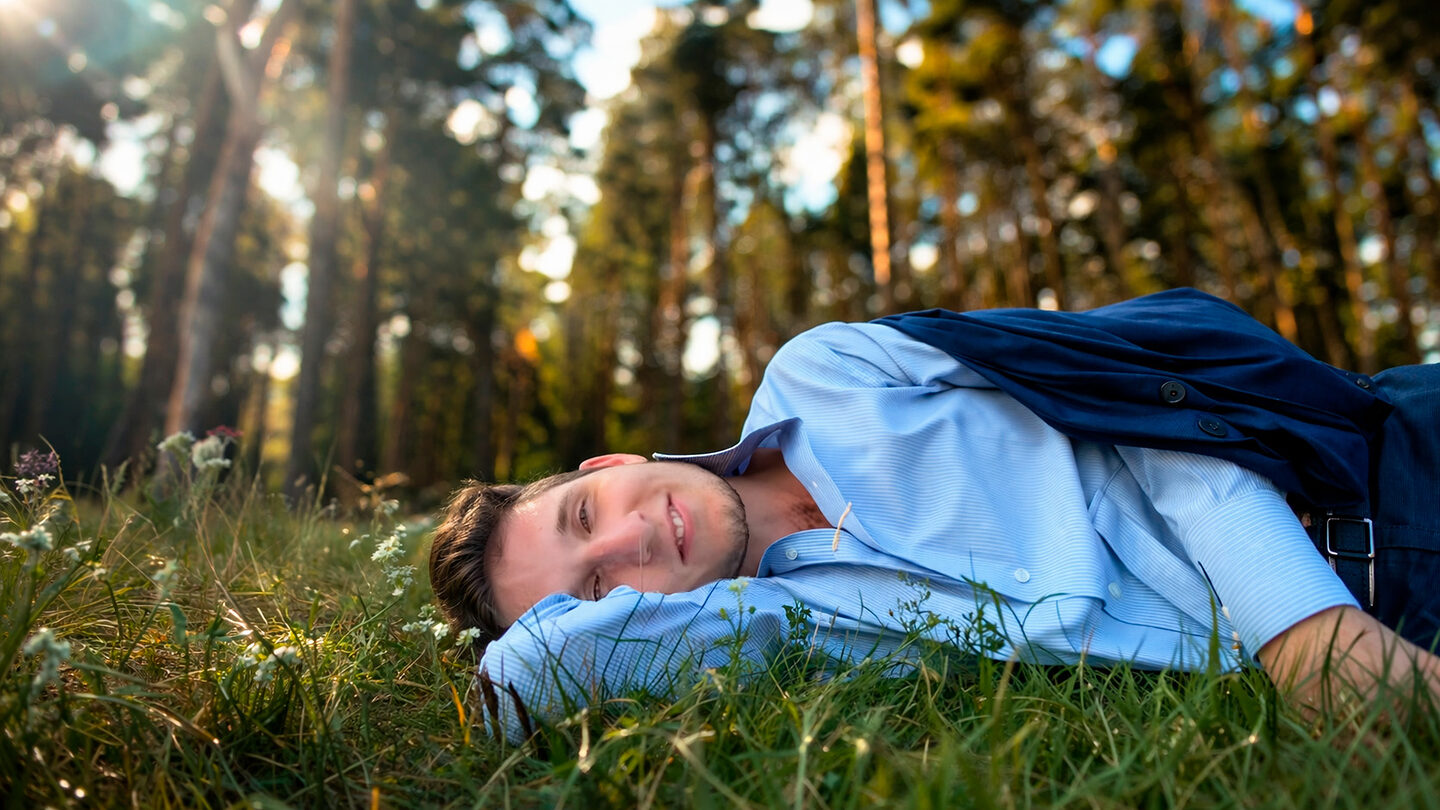 Участник холотропного дыхания после сессии — расслабленность и лёгкость как результат практики