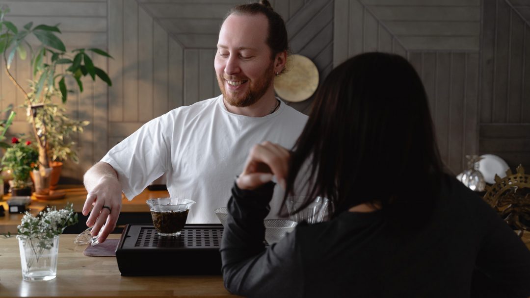 Чайная церемония в студии Йога Разума — Юрий Йогаразума и клиент после практики