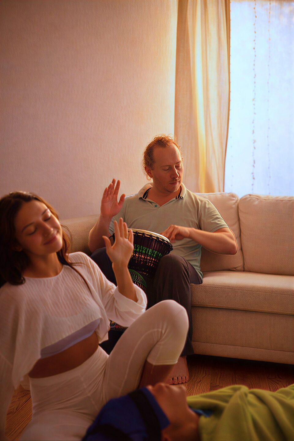 Юрий Йогаразума во время практики холотропного дыхания играет на джамбе